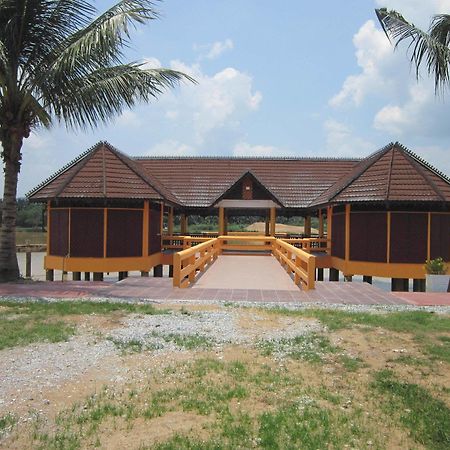 Green Village Pasir Salak Eco River Resort Kampung Gajah (Perak) Exterior foto