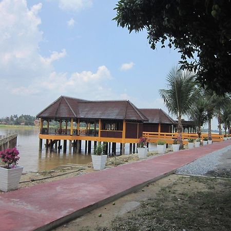 Green Village Pasir Salak Eco River Resort Kampung Gajah (Perak) Exterior foto