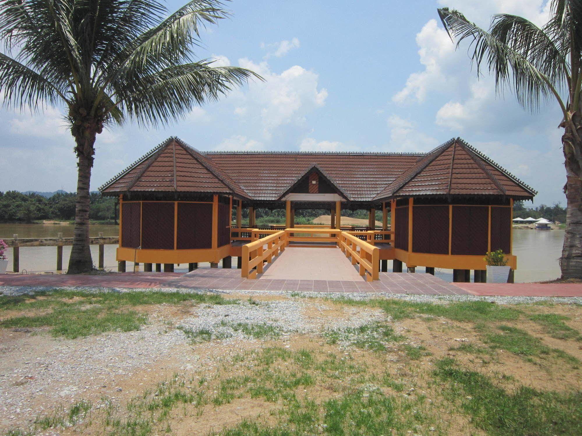 Green Village Pasir Salak Eco River Resort Kampung Gajah (Perak) Exterior foto