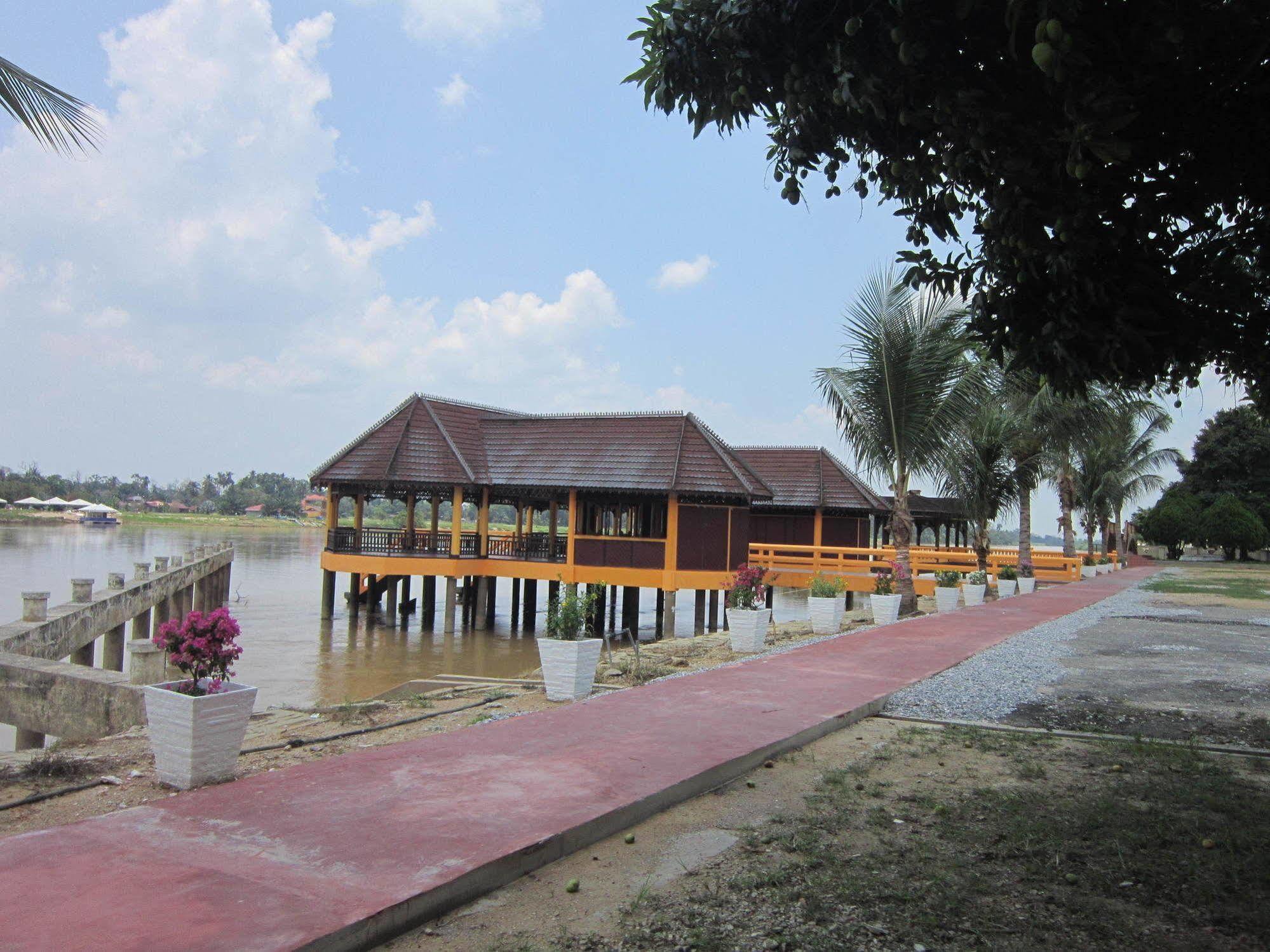 Green Village Pasir Salak Eco River Resort Kampung Gajah (Perak) Exterior foto