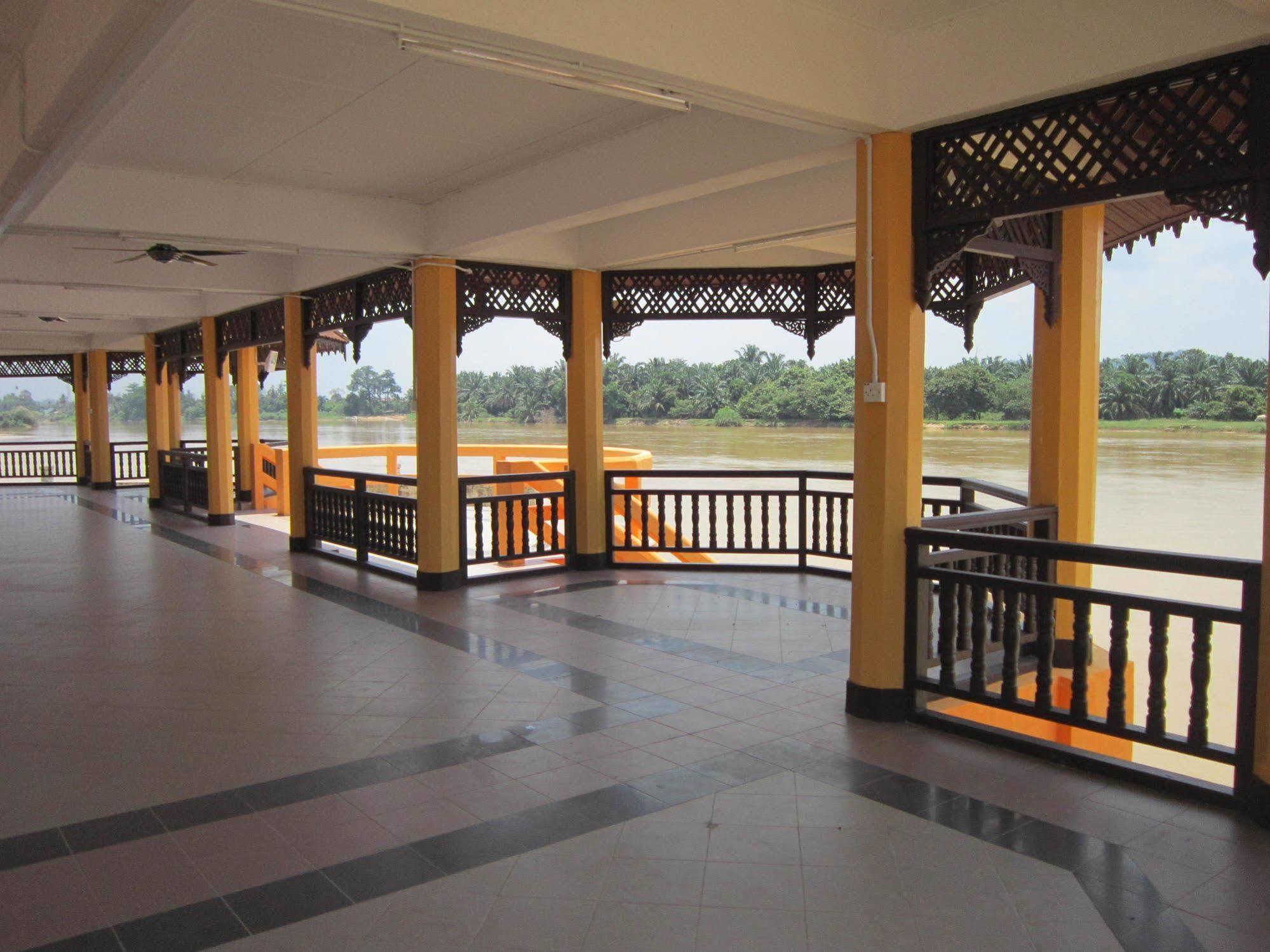 Green Village Pasir Salak Eco River Resort Kampung Gajah (Perak) Exterior foto